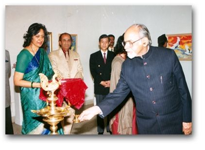 With H.E Shri I.K Gujral, former Prime Minister of India.jpg (81461 bytes)
